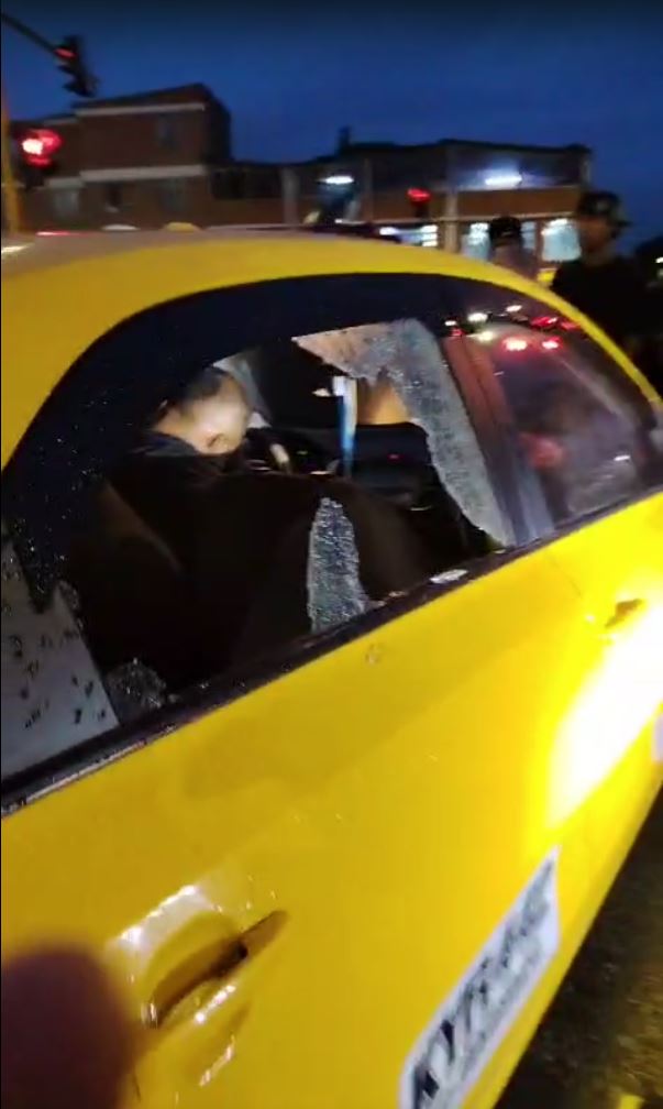 Ataque mortal a traición a taxista en plaza de mercado de Engativá 2 Ataque mortal a traición a taxista en plaza de mercado de Engativá Según versiones preliminares, este homicidio estaría relacionado con rencillas del pasado entre el taxista y su victimario.
