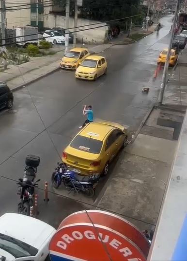 Salvaje agresión de taxista en Ciudad Bolívar 3 Salvaje agresión de taxista en Ciudad Bolívar Según los testimonios recogidos por Q’HUBO, la agresión habría sido el desenlace de una discusión relacionada con una apuesta hecha durante en un billar donde amanecieron.