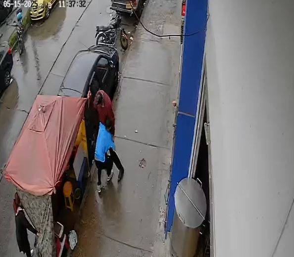 Salvaje agresión de taxista en Ciudad Bolívar 4 Salvaje agresión de taxista en Ciudad Bolívar Según los testimonios recogidos por Q’HUBO, la agresión habría sido el desenlace de una discusión relacionada con una apuesta hecha durante en un billar donde amanecieron.