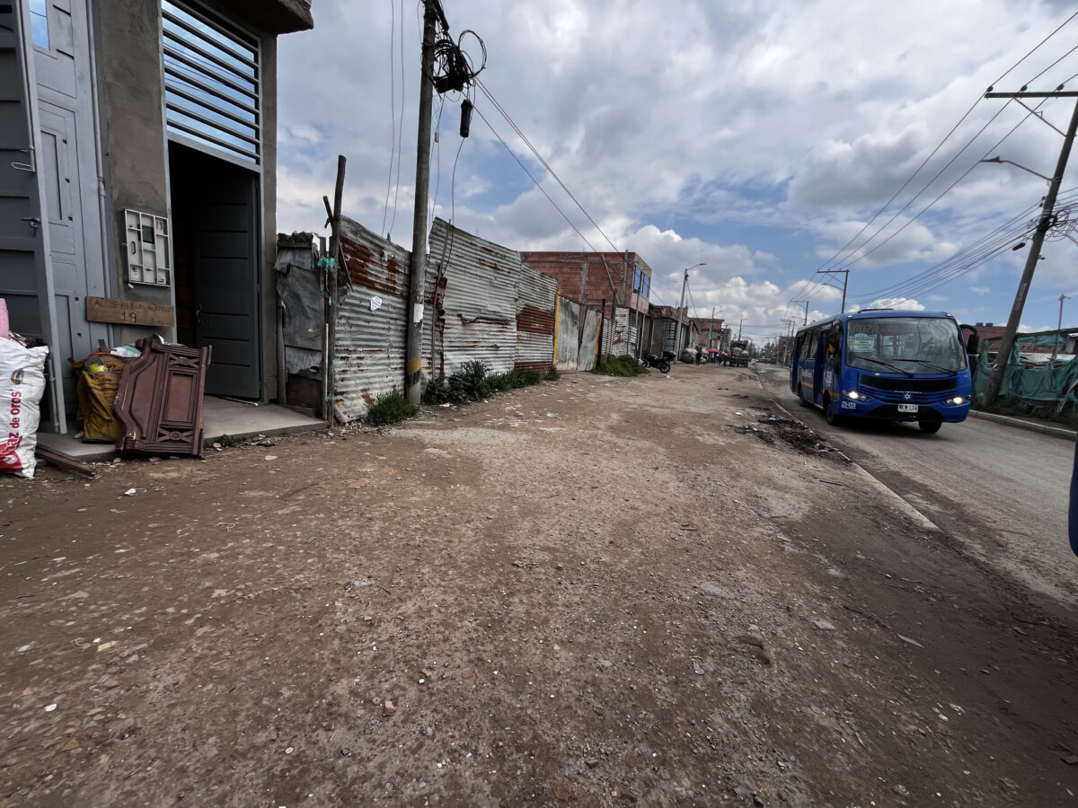 Detalles del violento asesinato en una casa abandonada de Bosa 2 Detalles del violento asesinato en una casa abandonada de Bosa Según versiones preliminares, hacia las 5:00 p. m. los habitantes escucharon varias detonaciones provenientes de una casa deshabitada.