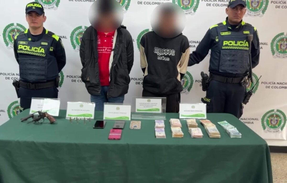 En Bosa capturaron a 2 personas por presunto robo a un casino 4 En Bosa capturaron a 2 personas por presunto robo a un casino Según el reporte oficial, los ladrones ingresaron armados al casino e intimidaron al personal para llevarse el producido del día.