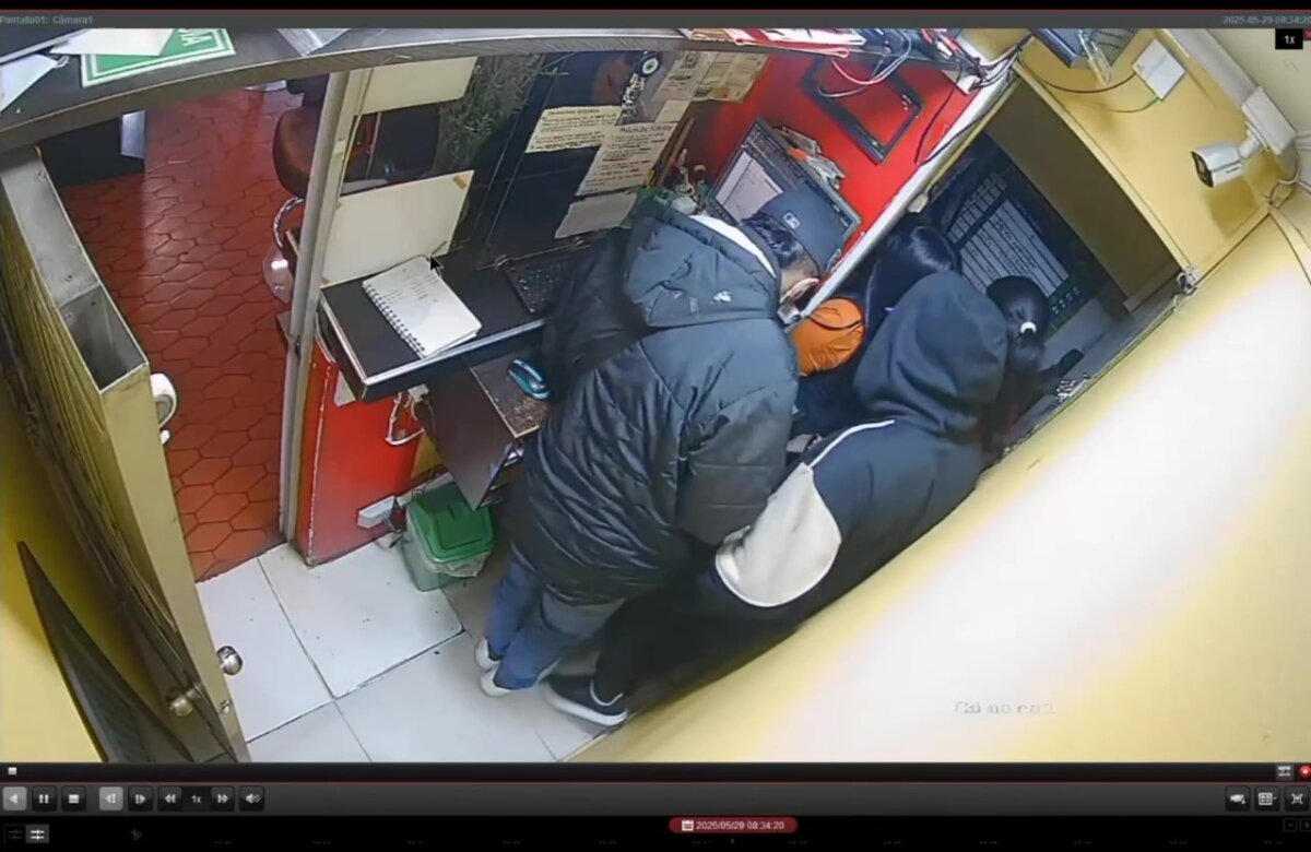 En Bosa capturaron a 2 personas por presunto robo a un casino 2 En Bosa capturaron a 2 personas por presunto robo a un casino Según el reporte oficial, los ladrones ingresaron armados al casino e intimidaron al personal para llevarse el producido del día.