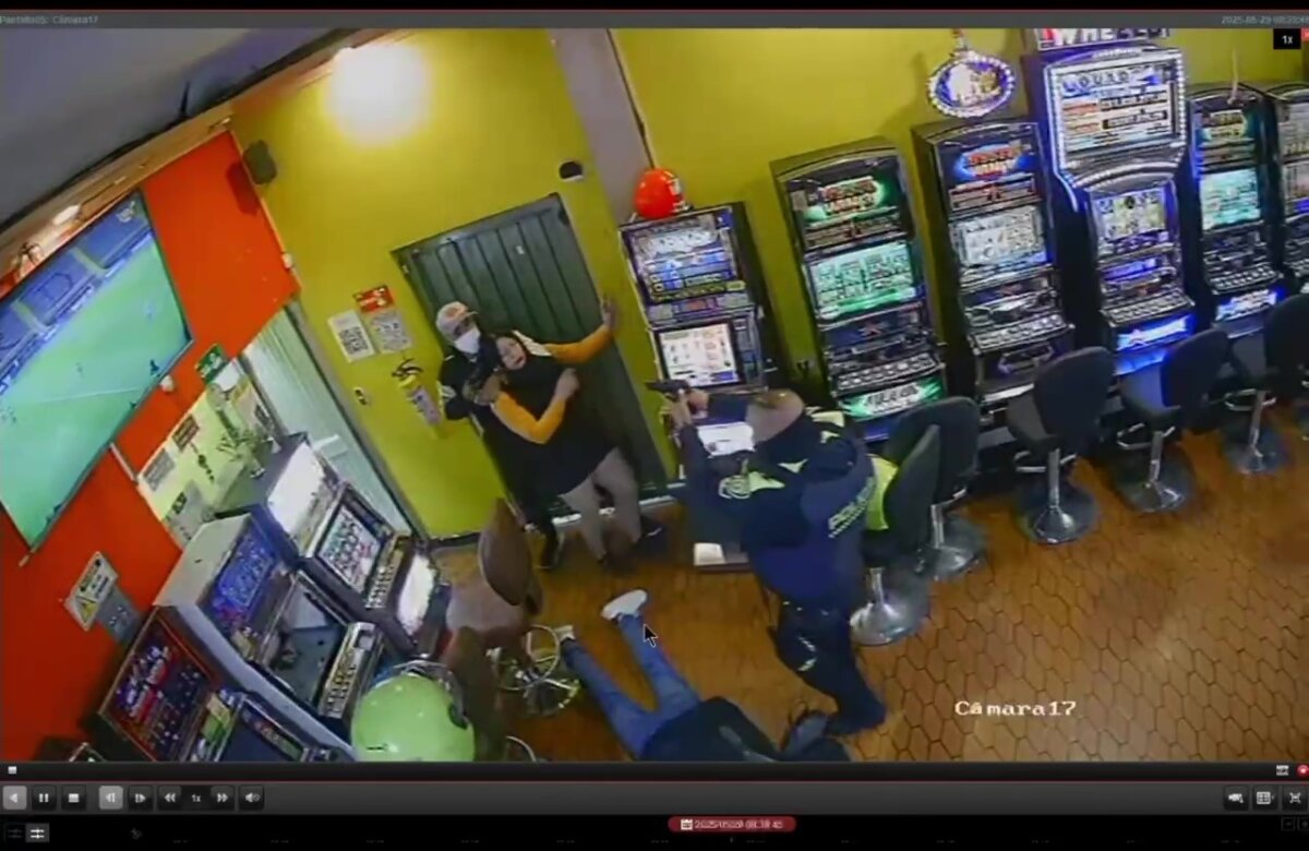 En Bosa capturaron a 2 personas por presunto robo a un casino 3 En Bosa capturaron a 2 personas por presunto robo a un casino Según el reporte oficial, los ladrones ingresaron armados al casino e intimidaron al personal para llevarse el producido del día.