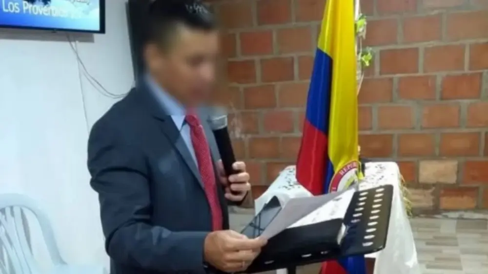 Vecinos relatan cómo pastor habría abusado a su hijastra de 13 años 2 Vecinos relatan cómo pastor habría abusado a su hijastra de 13 años El pastor al parecer pretendía quitarle la vida a la menor, pues luego de haberla abusado, la dejó amarrada y encerrada mientras cavaba un hueco a pocos metros de la finca.