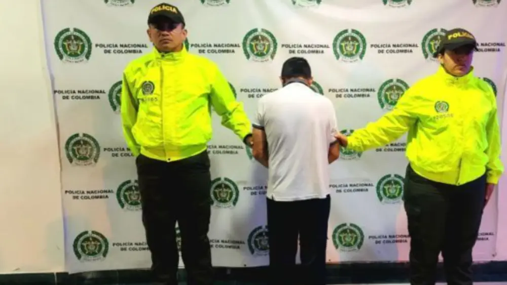 Vecinos relatan cómo pastor habría abusado a su hijastra de 13 años 4 Vecinos relatan cómo pastor habría abusado a su hijastra de 13 años El pastor al parecer pretendía quitarle la vida a la menor, pues luego de haberla abusado, la dejó amarrada y encerrada mientras cavaba un hueco a pocos metros de la finca.
