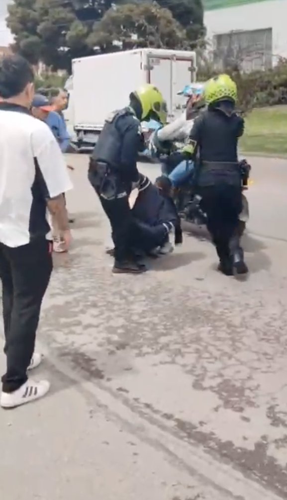 Así fue como un hombre acabó con la vida de una adulta mayor en Fontibón 3 Así fue como un hombre acabó con la vida de una adulta mayor en Fontibón El agresor caminaba aparentemente solo por la vía pública. Sin previo aviso, y de forma completamente sorpresiva, este sujeto atacó por la espalda a una mujer de 43 años.