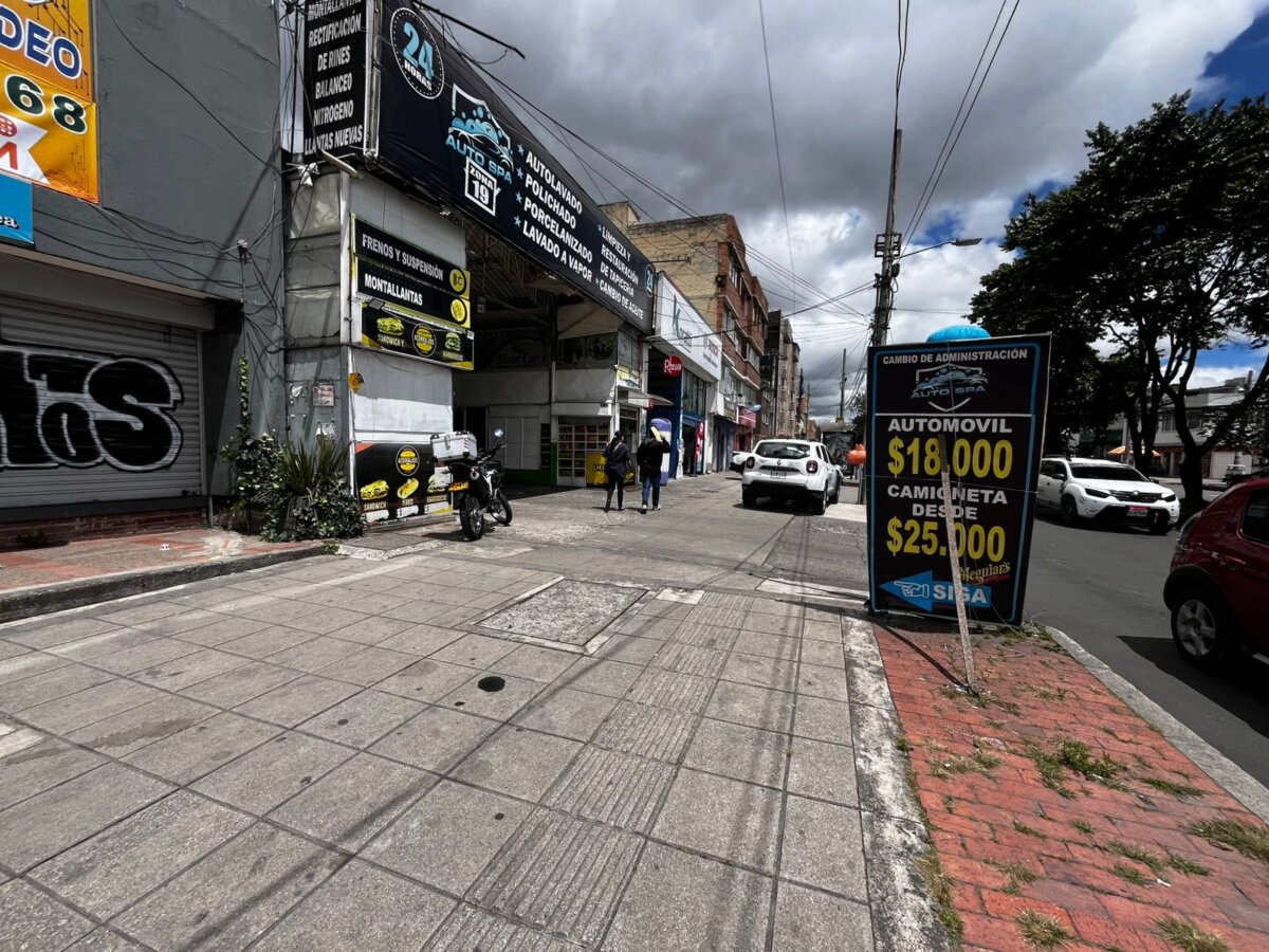 Un hombre muere apuñalado tras una discusión en un lavadero de carros en Usaquén Un hombre de 44 años fue asesinado con un destornillador en un lavadero de carros en Usaquén tras una discusión. El agresor, de 22 años, fue capturado.