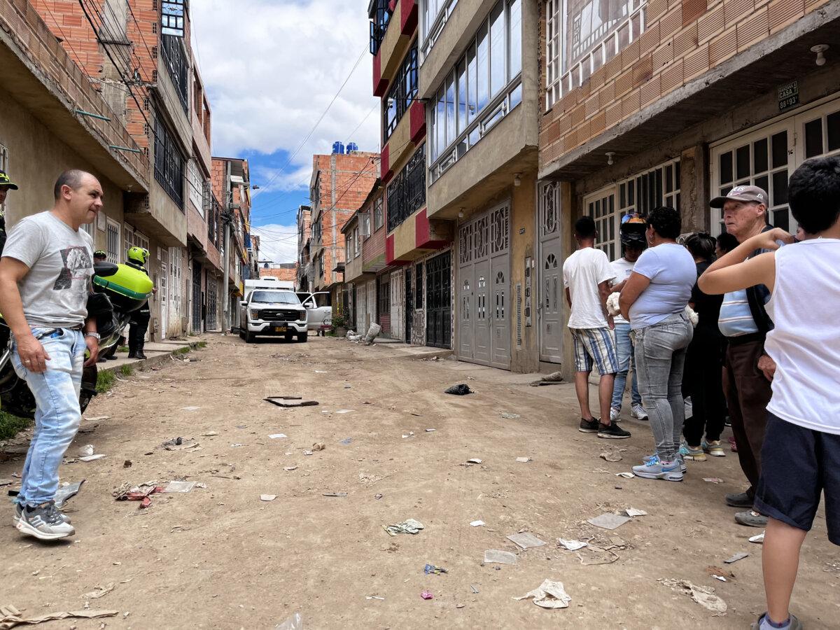 En Bosa, sujeto fue asesinado a tiros en Potreritos 3 En Bosa, sujeto fue asesinado a tiros en Potreritos Un hombre fue asesinado en plena calle del barrio Potreritos en Bosa, los vecinos dicen que escucharon 3 disparos que acabaron con la vida del sujeto