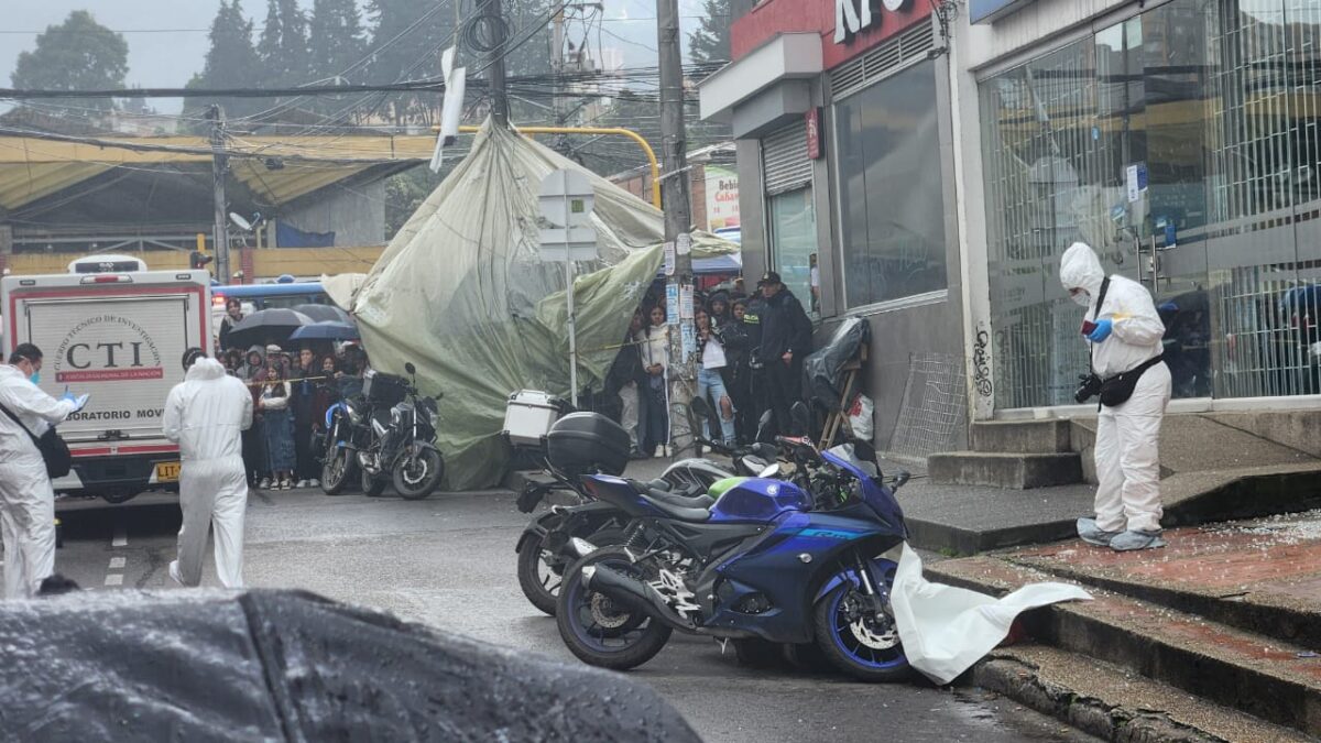 A Jhon Rodríguez lo mataron en el 20 de julio por un atraco 3 A Jhon Rodríguez lo mataron en el 20 de julio por un atraco Al parecer, Rodríguez recibió varios impactos de bala cuando intentó resistirse al robo. Los disparos fueron certeros.