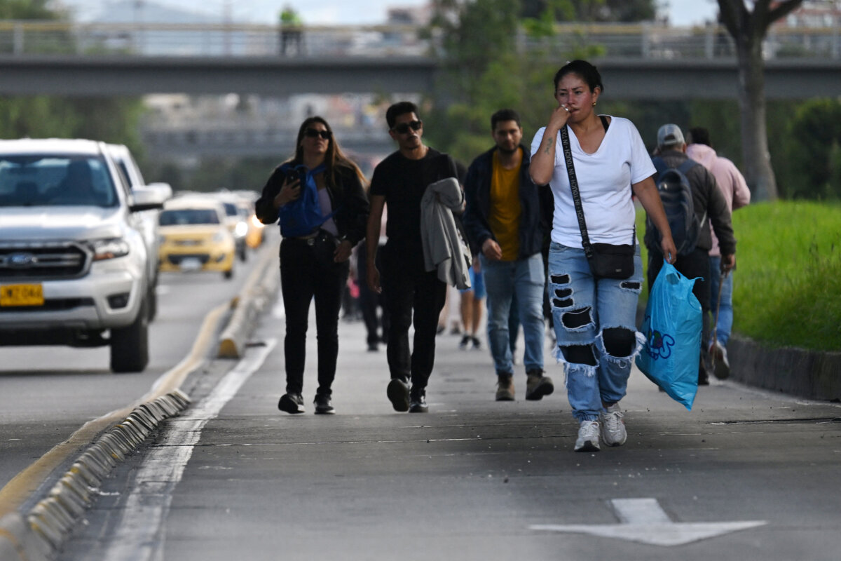 En Bogotá los que más marcharon fueron los pasajeros de TransMilenio: 1,8 millones de usuarios afectados El alcalde de Bogotá, Carlos Fernando Galán, entregó un balance de la jornada de protestas y bloqueos que se registraron en varios sectores de la capital, que afectó el desplazamiento de miles de usuarios de transporte público. Mañana se esperan nuevas movilizaciones.