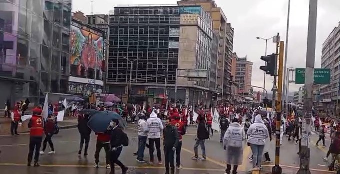 Manifestantes afectan la movilidad en inmediaciones de la Plaza de Bolívar Mientras tanto, delegados de la Alcaldía de Bogotá y el Ministerio del Interior llegaron al lugar para abrir espacios de diálogo.