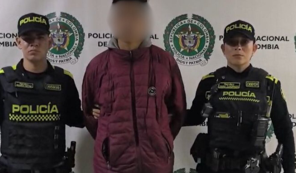En Kennedy: Policía capturó a 4 delincuentes en el sector de María Paz Durante un patrullaje en el sector, los uniformados notaron a cuatro hombres con actitud sospechosa. Apenas los vieron, los tipos intentaron escabullirse, pero los policías actuaron rápido