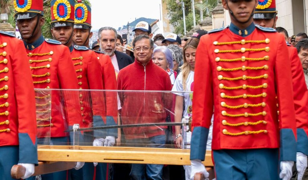 Con la espada de Bolívar llegó el presidente Petro a la Plaza de Bolívar