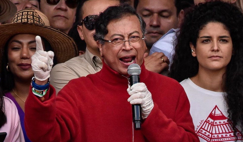 El presidente Gustavo Petro radicó oficialmente la Consulta Popular Sobre las 3 de la tarde, Petro caminó al Senado con parte de su gabinete y congresistas del Pacto Histórico para entregar personalmente el documento que activa el proceso de consulta.