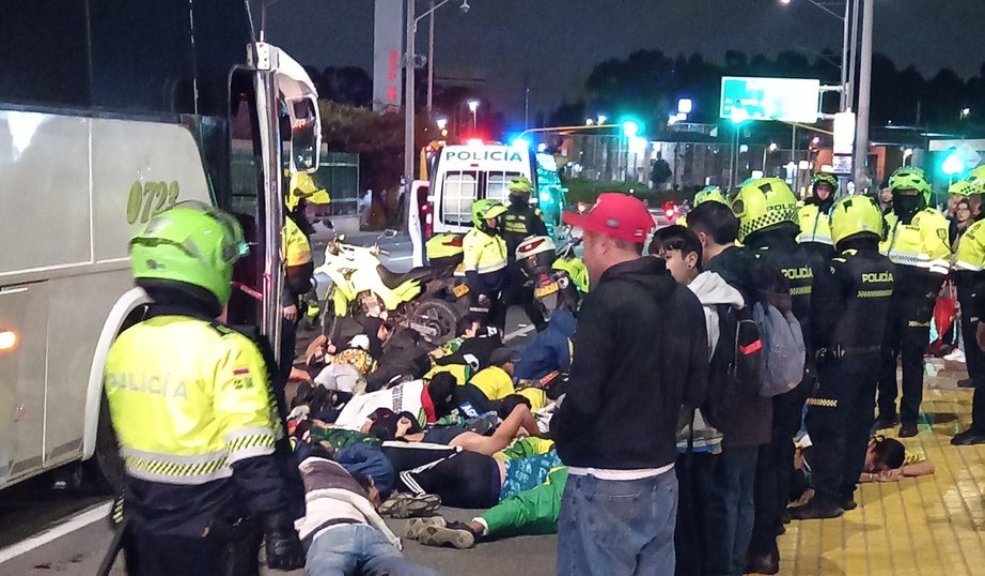 EN VIDEO: Grupo de hinchas habría robado un bus y retuvieron al conductor en Usme El hecho ocurrió en inmediaciones del Portal de Transmilenio, en este sitio, un grupo de Policías intentaron detener el bus robado pero estos sujetos no acataban las órdenes de parar.