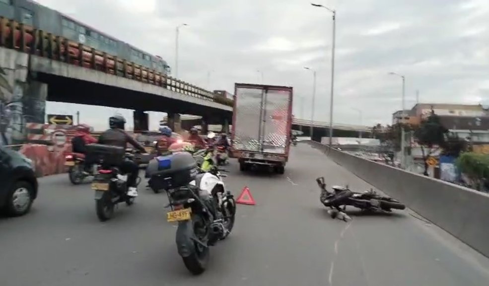 Accidente entre camión y motociclista afecta la movilidad en Los Mártires Las autoridades de tránsito ya hacen presencia sobre la Avenida NQS con Calle 5A, lugar donde ocurrió el accidente.