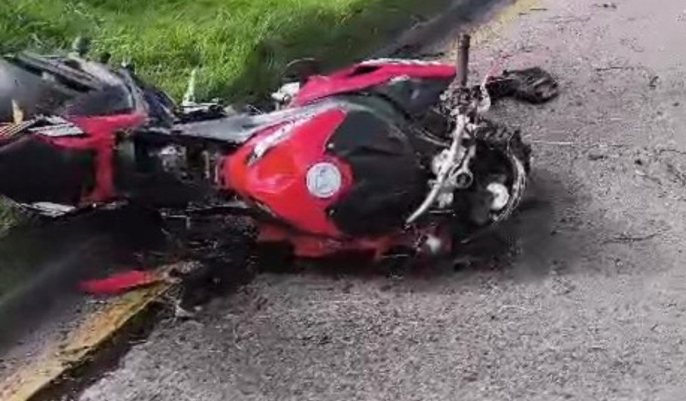 Trágico accidente de tránsito cobró la vida de motociclista en Usaquén 1 Trágico accidente de tránsito cobró la vida de motociclista en Usaquén El vehículo de la víctima quedó tirado al costado del separador que divide los carriles y el cuerpo del motociclista terminó varios metros adelante.