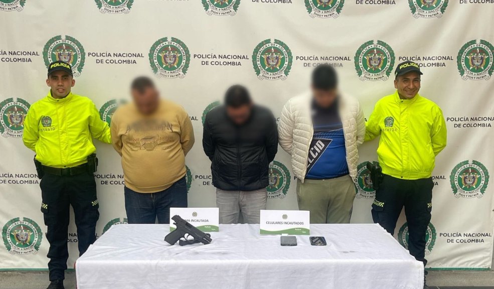 Cayeron 'Los Mercantes', robaban supermercados en Rafael Uribe y San Cristóbal 3 Cayeron 'Los Mercantes', robaban supermercados en Rafael Uribe y San Cristóbal Los Mercantes entraban armados a los locales, amenazaban a empleados y clientes, y luego, con un destornillador, violentaban las cajas registradoras para llevarse el billete.