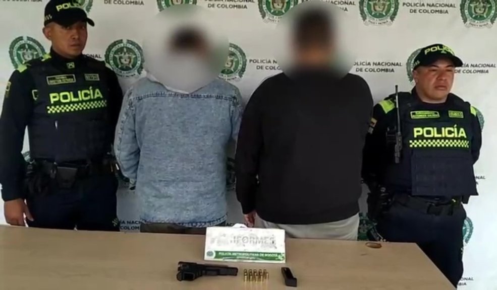 Capturaron a 3 sujetos tras robar una camioneta en Usme 1 Capturaron a 3 sujetos tras robar una camioneta en Usme #AsíPasó Uniformados de la Estación de Policía Usme montaron un operativo relámpago para cerrar las vías de escape y les salieron al paso a los criminales.