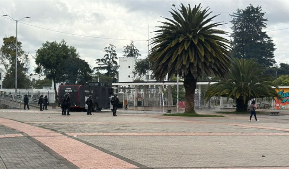 ¡Atención! Se presenta bloqueo en la A. 26 por manifestación en la U. Nacional 2 ¡Atención! Se presenta bloqueo en la A. 26 por manifestación en la U. Nacional Los enfrentamientos no paran en la entrada principal de la U. Nacional. También hay cierres preventivos en la NQS con calles 53 y 63, aunque la calzada rápida sigue habilitada.