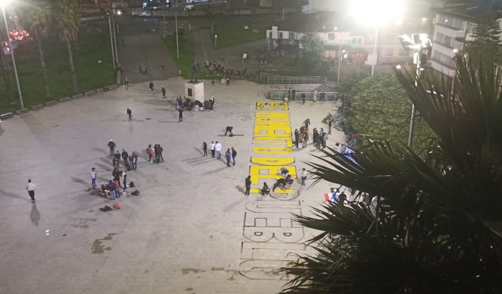 Advierten riesgo por protestas en el Consejo de Bogotá por apoyo a la consulta popular El presidente del Concejo, Samir Abisambra, advirtió que la plazoleta no está habilitada para recibir grandes aglomeraciones, ya que debajo de ella se encuentra el parqueadero del Concejo.