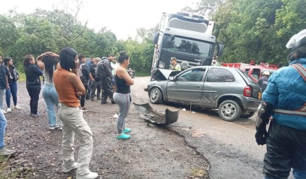 Niño de 4 años falleció en accidente de tránsito en la vía Honda-Bogotá En el automóvil viajaban siete personas, entre ellas tres niños. El comandante del Cuerpo de Bomberos de Guaduas confirmó que, pese a los esfuerzos de los socorristas, el menor falleció en el lugar.