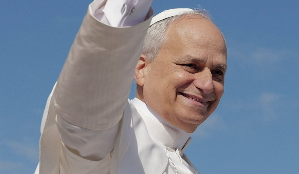 El papa León XIV inició su pontificado criticando la economía mundial León XIV, quien vivió más de dos décadas en Perú como misionero y fue obispo de Chiclayo, ha dejado claro que su papado estará marcado por la cercanía con los pueblos y la defensa de los más vulnerables.
