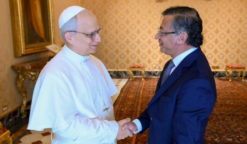 Presidente Petro se reunió con el papa León XIV en Roma Al terminar el encuentro, el presidente Petro se dirigió al aeropuerto de Roma, para viajar a Colombia, en donde está pendiente de que se haga la presentación de la nueva consulta popular al Congreso.