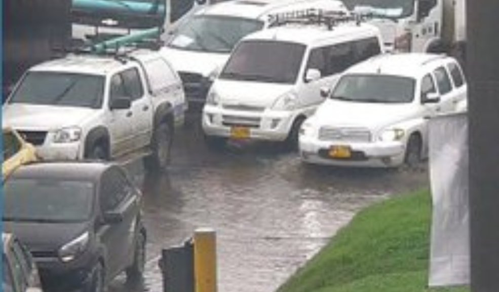 Trancones en Bogotá por la lluvias: se reportan varios encharcamientos 3 Trancones en Bogotá por la lluvias: se reportan varios encharcamientos La situación en Fontibón, por ejemplo, obligó a desviar el tráfico, generando congestión y retrasos que afectaron también el funcionamiento de rutas de Transmilenio.