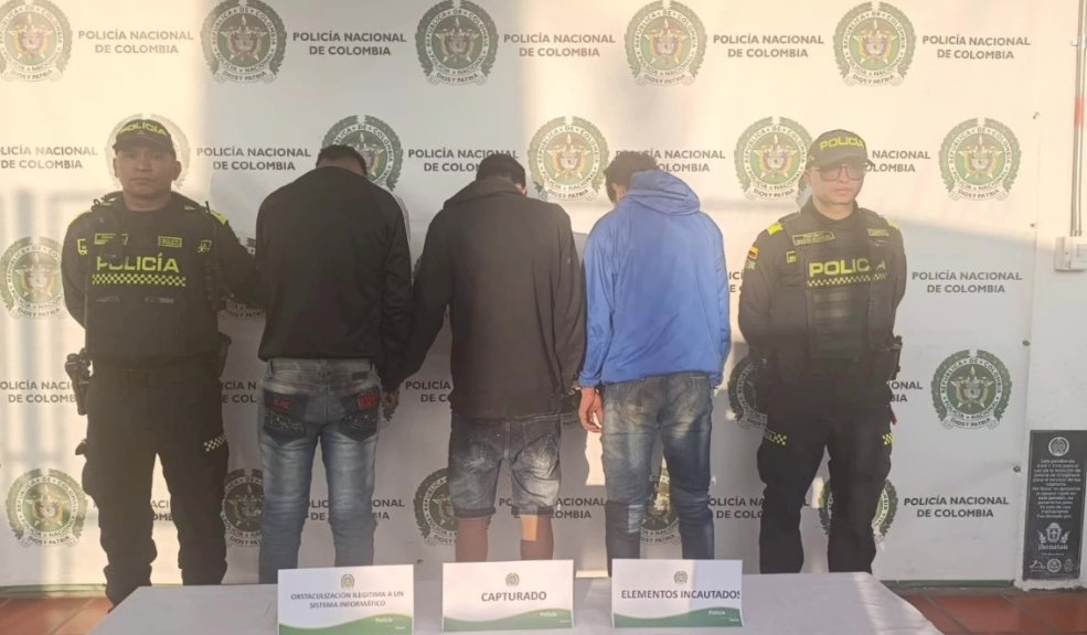 Cayeron 'Los Retenedores', modificaban cajeros para robar dinero en Chapinero 2 Cayeron 'Los Retenedores', modificaban cajeros para robar dinero en Chapinero Según las autoridades, los sujetos llegaban temprano en la mañana, modificaban el cajero y regresaban horas después para llevarse los billetes que quedaban atrapados.
