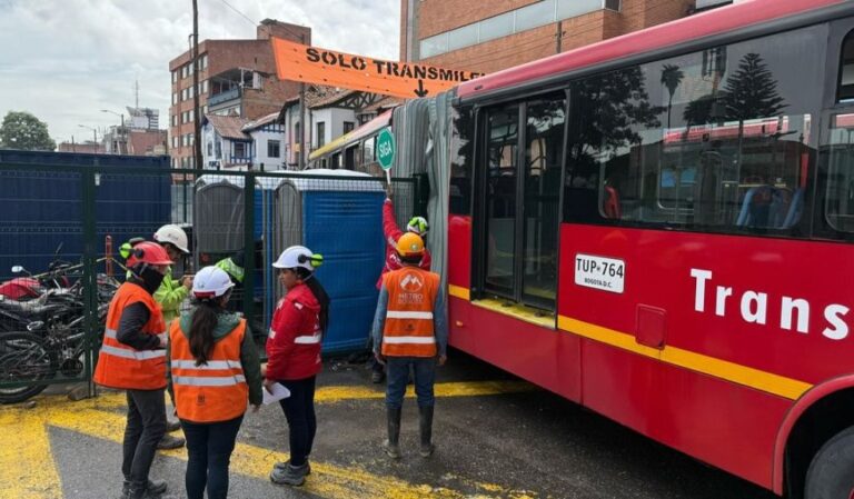 Bus de Transmilenio chocó contra obras del metro en la Avenida Caracas