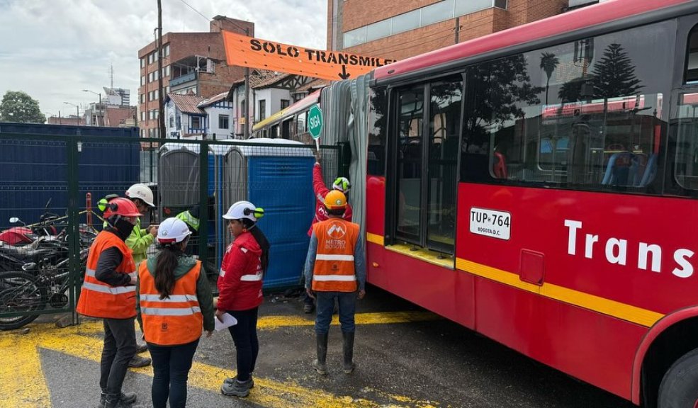Bus de Transmilenio chocó contra obras del metro en la Avenida Caracas