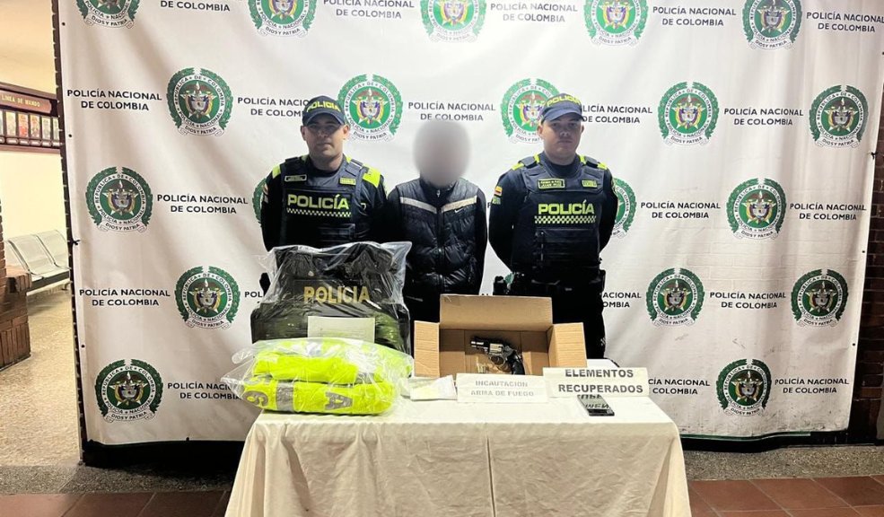 En Diana Turbay capturaron a 2 hombres por robo y uso ilegal de uniformes de la Policía 1 En Diana Turbay capturaron a 2 hombres por robo y uso ilegal de uniformes de la Policía Los policías hallaron un chaleco balístico con insignias de la Policía, un carné falso, tres chaquetas similares a las usadas por la SIJIN.