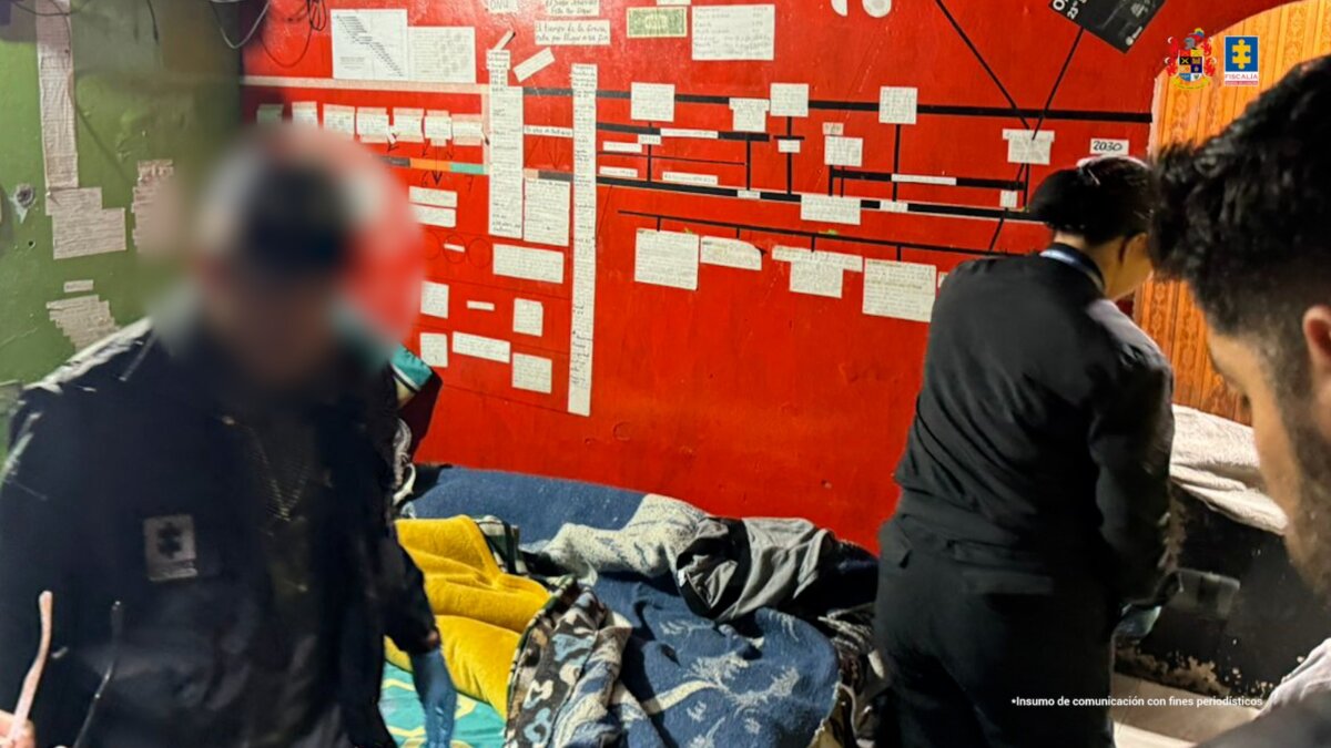 Capturaron a profesor por presunto abuso a una estudiante en un colegio Las autoridades indicaron que el investigado habría aprovechado su posición de autoridad para acercarse a la estudiante y ganarse su confianza, para luego abusar de ella.