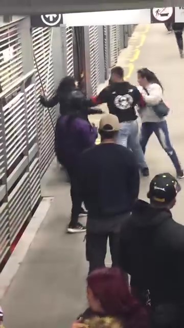 Hombre golpeó a 2 mujeres en violenta riña en estación de Transmilenio Una violenta riña se presentó dentro de una de las estaciones de Transmilenio, en un video que circula en redes se ve cómo un hombre golpea a dos mujeres.