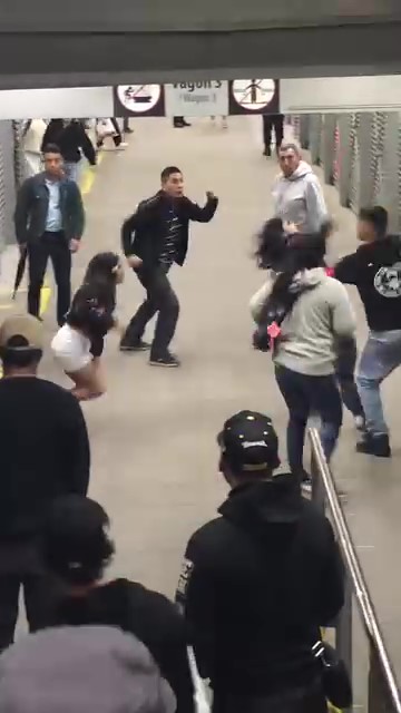 Hombre golpeó a 2 mujeres en violenta riña en estación de Transmilenio Una violenta riña se presentó dentro de una de las estaciones de Transmilenio, en un video que circula en redes se ve cómo un hombre golpea a dos mujeres.