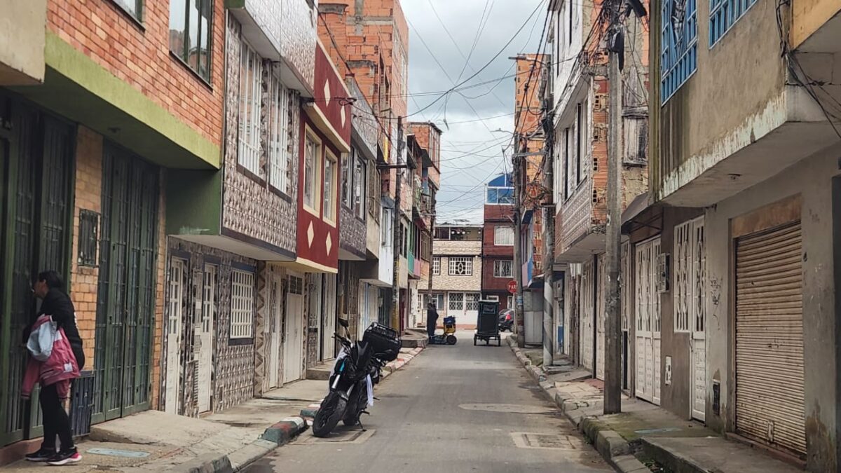 En Bosa: sicarios en moto le quitaron la vida a José Cárdenas 2 En Bosa: sicarios en moto le quitaron la vida a José Cárdenas Los criminales, tras ver a José tendido en el suelo, huyeron del lugar a toda velocidad. Una bala lo impactó en la parte posterior del tórax, y otra en el pómulo, la cual le atravesó la cabeza.