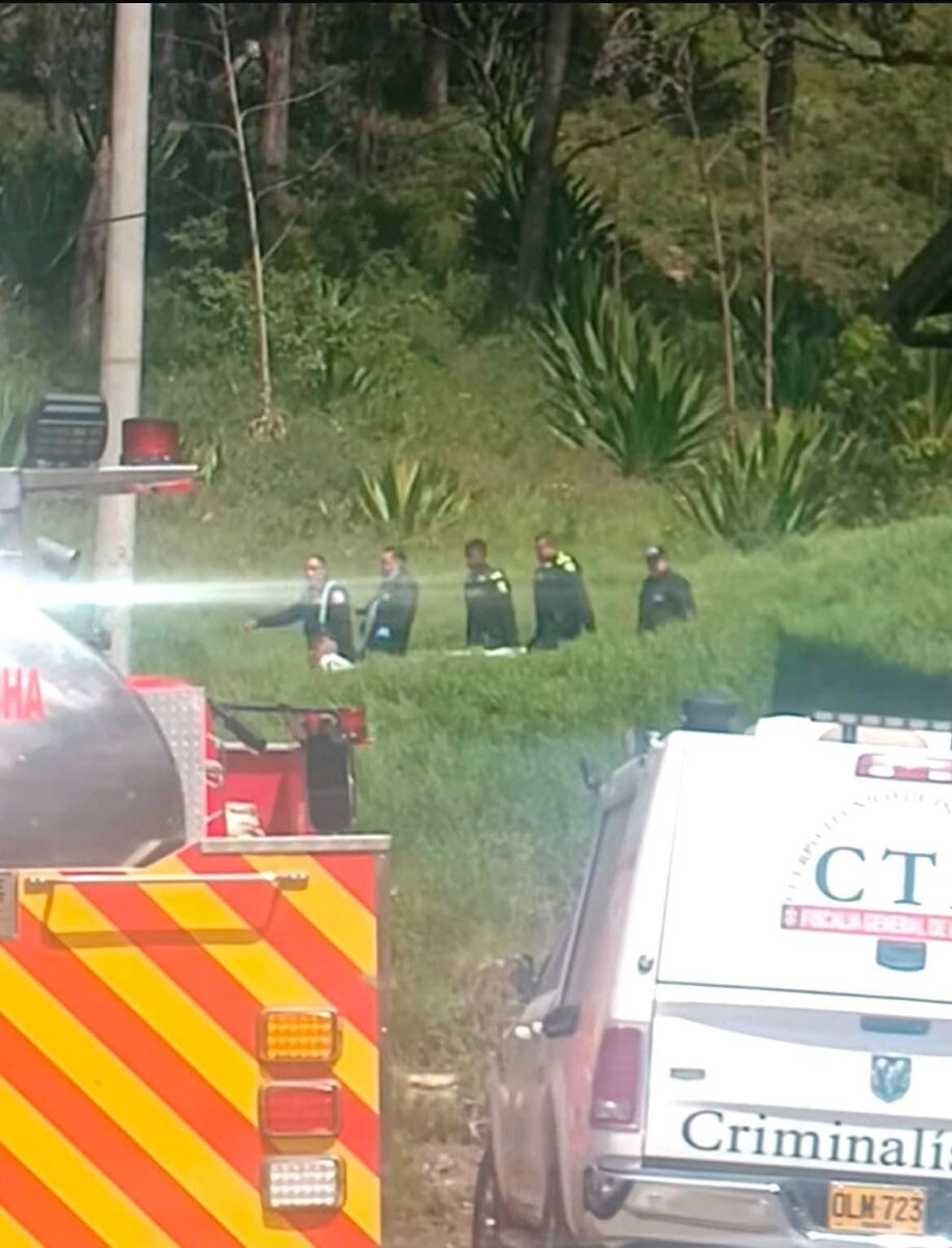 Hallaron un cuerpo sin vida de un hombre en zona boscosa de Soacha 2 Hallaron un cuerpo sin vida de un hombre en zona boscosa de Soacha El cuerpo fue hallado sobre las 10:00 am y la identidad de la víctima sigue siendo un completo misterio.