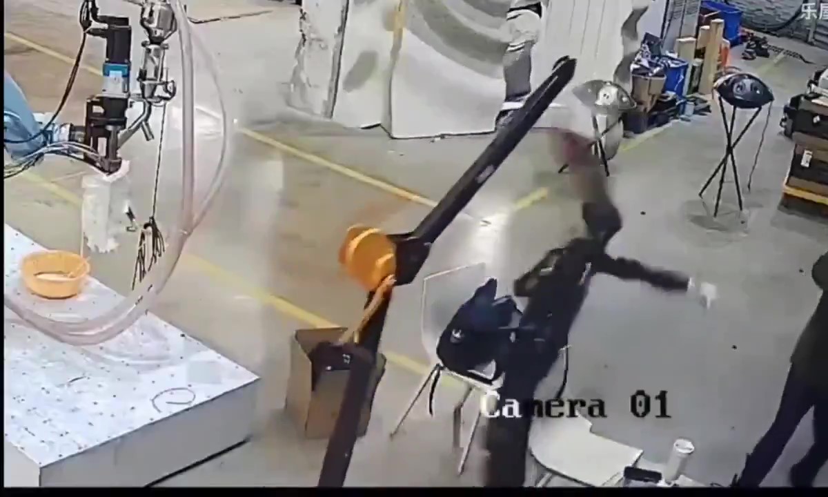 Robot se descontrola e intenta atacar a sus programadores 2 Robot se descontrola e intenta atacar a sus programadores