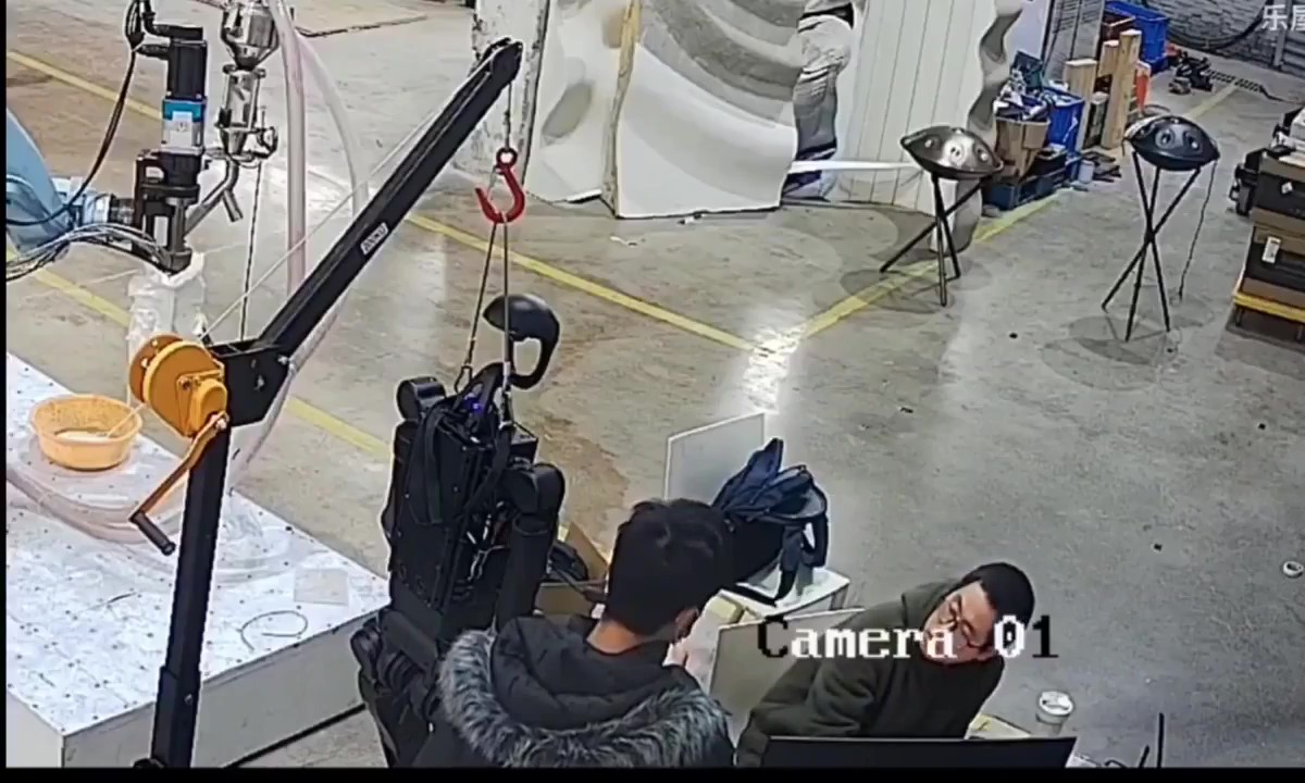 Robot se descontrola e intenta atacar a sus programadores 1 Robot se descontrola e intenta atacar a sus programadores