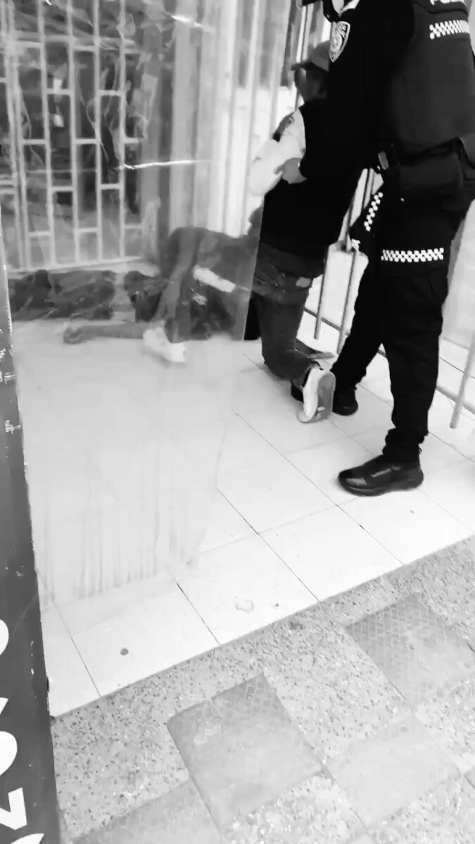 En Kennedy: un joven de 18 años fue asesinado por sicarios en moto Un nuevo hecho de violencia sacudió las calles de Bogotá, esta vez en la localidad de Kennedy, donde un joven de tan solo 18 años fue asesinado en un acto de sicariato en plena vía pública. El crimen ocurrió hacia las 5:30 de la tarde del viernes 2 de mayo.