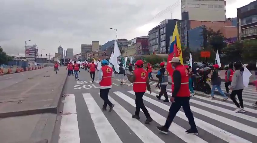 Se presentan graves demoras en la movilidad por protestas en la Av. Caracas 2 Se presentan graves demoras en la movilidad por protestas en la Av. Caracas Desde la Secretaría de Movilidad, se recomendó a los ciudadanos buscar rutas alternas ya que las protestas afectaron gravemente el tránsito de la ciudad.