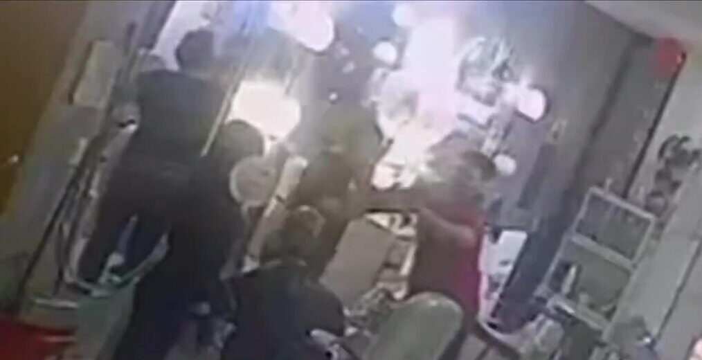Violento atraco en salón de belleza en Engativá: secuestraron a las víctimas 3 Violento atraco en salón de belleza en Engativá: secuestraron a las víctimas La mayoría de las víctimas eran mujeres, exactamente 12 mujeres y 3 hombres estaban en el sitio al momento del atraco.