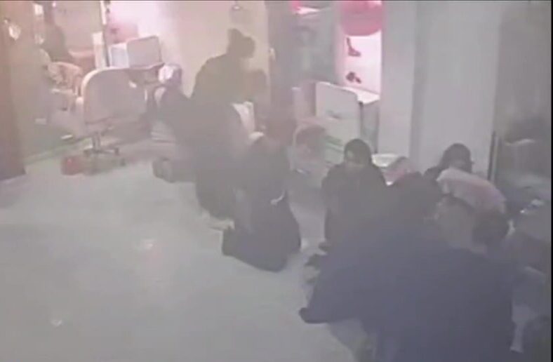 Violento atraco en salón de belleza en Engativá: secuestraron a las víctimas 2 Violento atraco en salón de belleza en Engativá: secuestraron a las víctimas La mayoría de las víctimas eran mujeres, exactamente 12 mujeres y 3 hombres estaban en el sitio al momento del atraco.