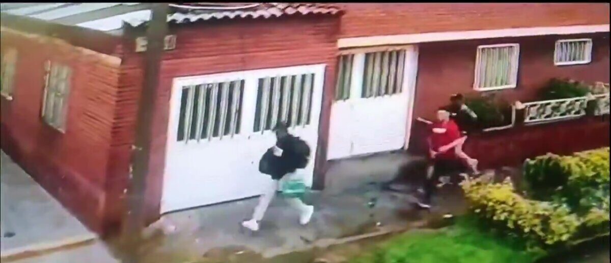Violento atraco en salón de belleza en Engativá: secuestraron a las víctimas 4 Violento atraco en salón de belleza en Engativá: secuestraron a las víctimas La mayoría de las víctimas eran mujeres, exactamente 12 mujeres y 3 hombres estaban en el sitio al momento del atraco.
