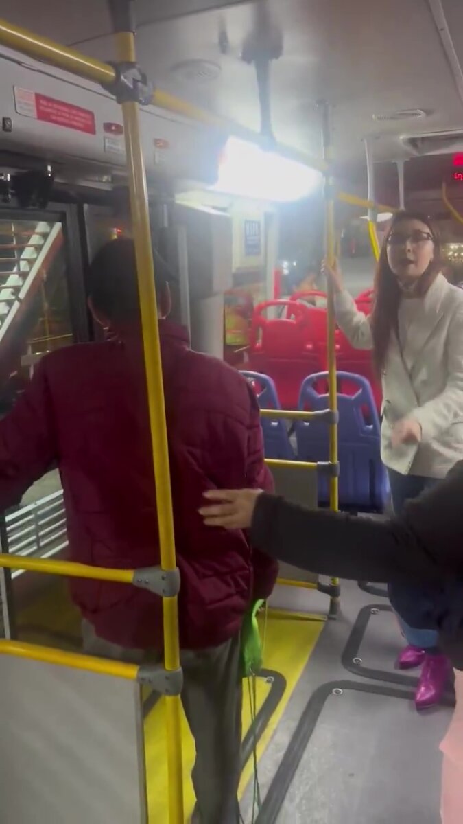 Grave denuncia de acoso sexual en Transmilenio: La víctima exige justicia 3 Grave denuncia de acoso sexual en Transmilenio: La víctima exige justicia En entrevista exclusiva con Q’HUBO, Claudia contó, con la voz quebrada pero firme, cómo enfrentó a su agresor y lo puso en evidencia frente a los demás pasajeros.