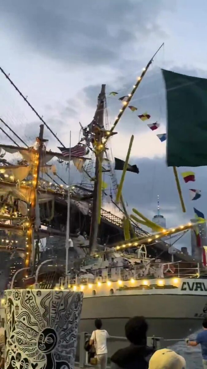 2 personas murieron por choque de barco mexicano con puente de Brooklyn en Nueva York La Marina de México confirmó que 22 tripulantes resultaron lesionados, tres de ellos con heridas de consideración.
