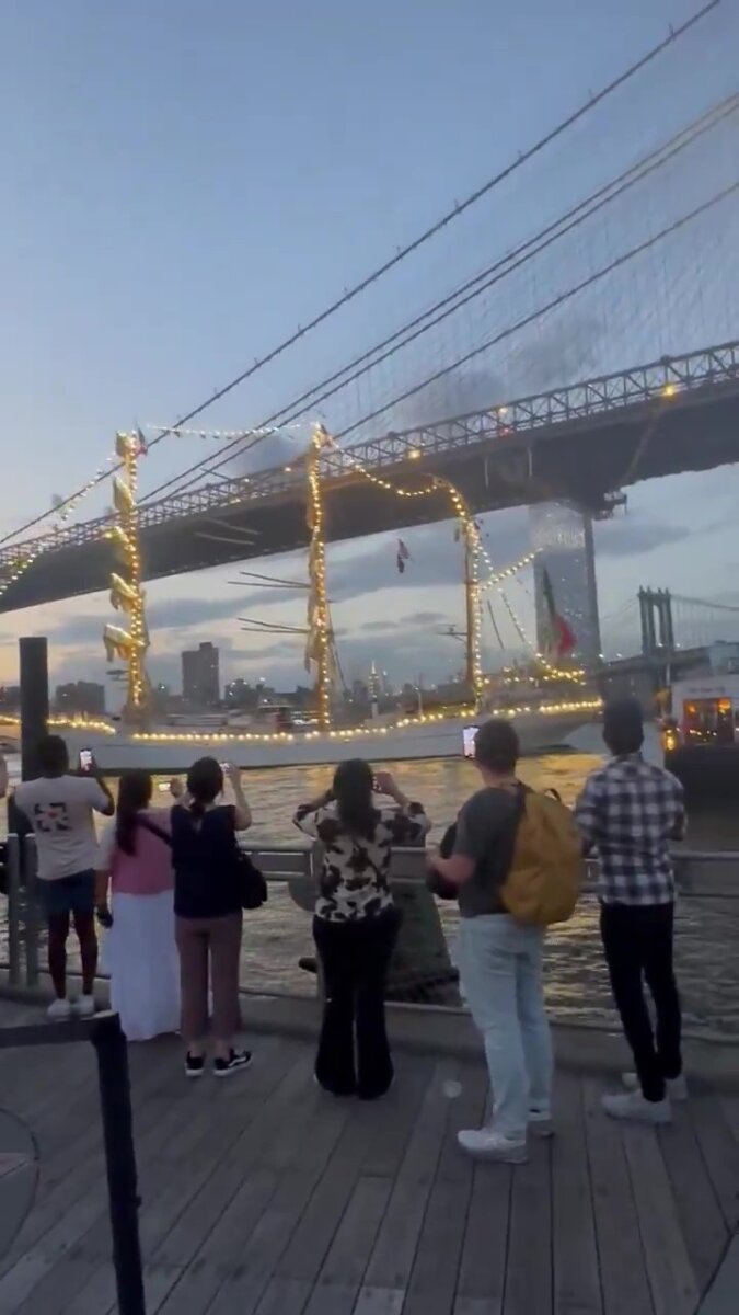 2 personas murieron por choque de barco mexicano con puente de Brooklyn en Nueva York La Marina de México confirmó que 22 tripulantes resultaron lesionados, tres de ellos con heridas de consideración.