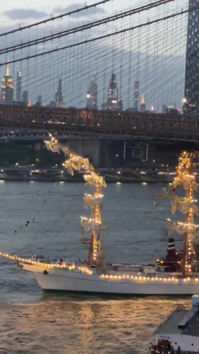 2 personas murieron por choque de barco mexicano con puente de Brooklyn en Nueva York La Marina de México confirmó que 22 tripulantes resultaron lesionados, tres de ellos con heridas de consideración.
