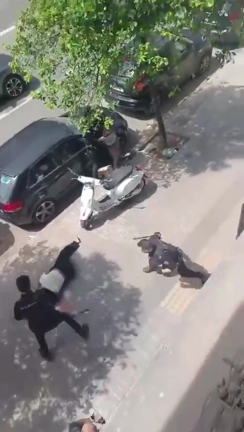 Investigan presunto caso de violencia contra migrantes colombianos en España 1 Investigan presunto caso de violencia contra migrantes colombianos en España Tras estos señalamientos, fuentes de la Cancillería confirmaron que el consulado en Valencia ya tomó contacto con los familiares y los connacionales afectados.